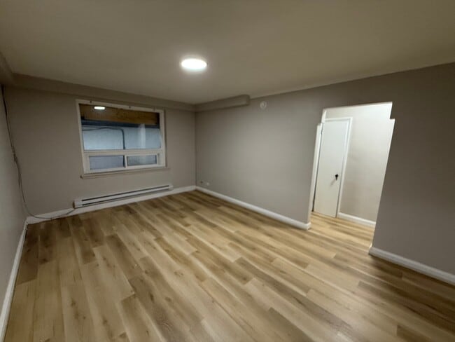 Photo du bâtiment - 408 Anderson Ave