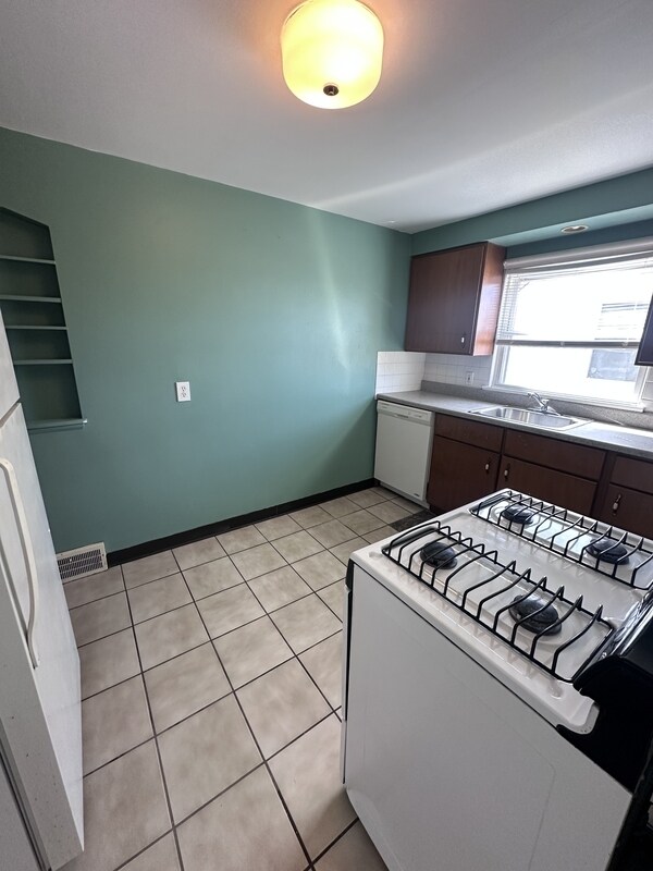 Foto del edificio - 13510 Cedar Rd