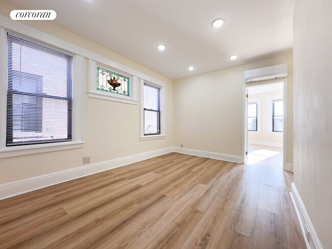 Foto del edificio - 104-47 42nd Ave