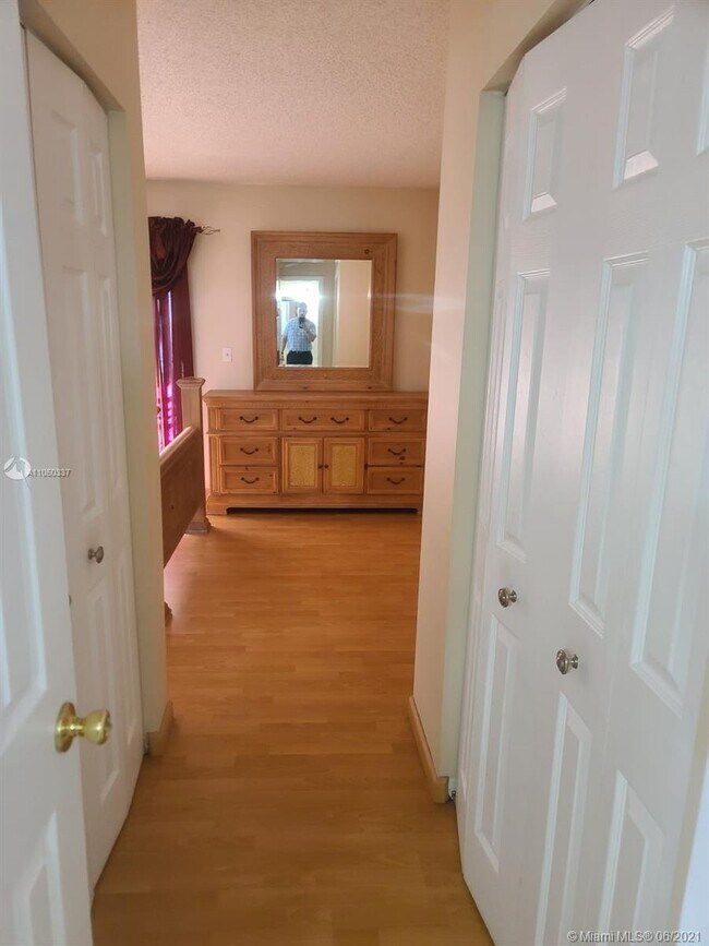Foto del edificio - 5899 W 18th Ct
