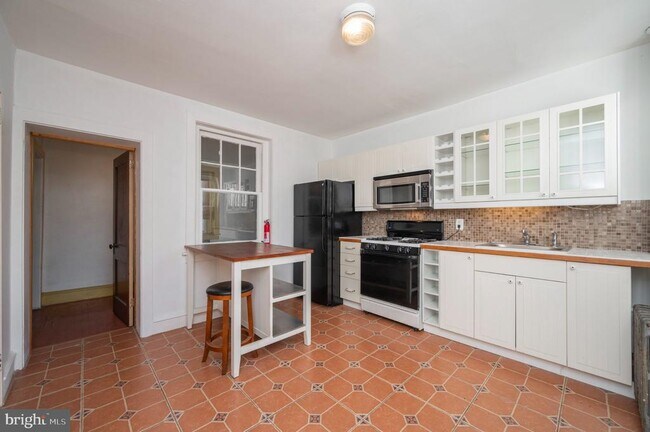 Foto del edificio - 5838 Henry Ave