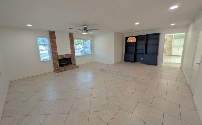 Building Photo - 3 Bedroom Home in the Mesa Park Place Comm...