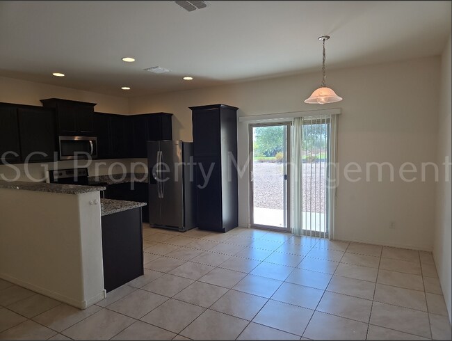 Building Photo - Stunning home on the golf course