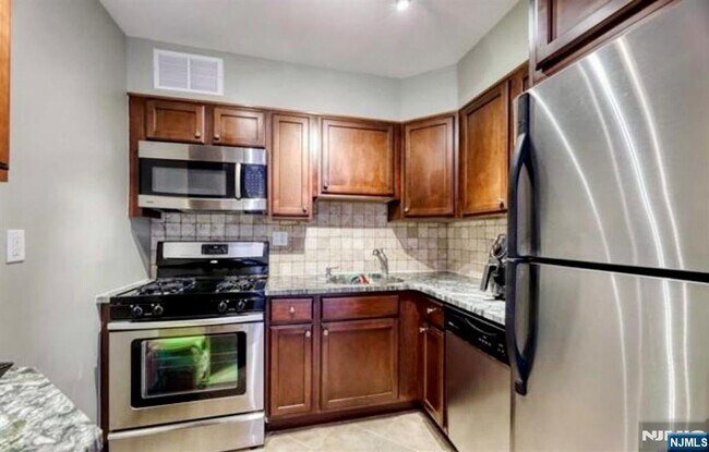 Foto del edificio - 2000 Linwood Ave