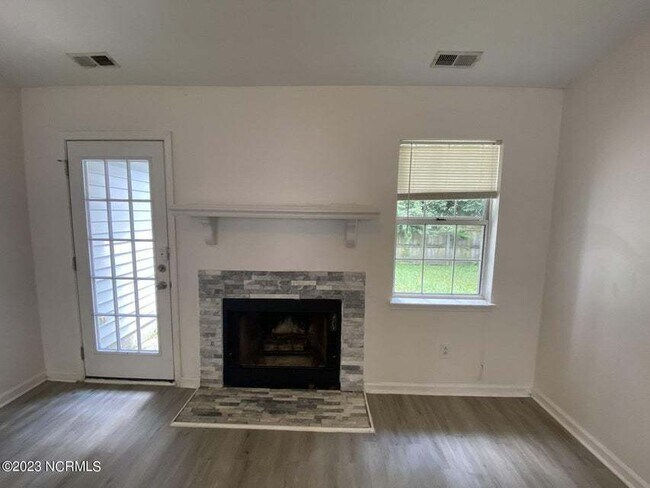 Building Photo - Beautiful 3 Bedroom, 2 Bath Home-3016 E. W...