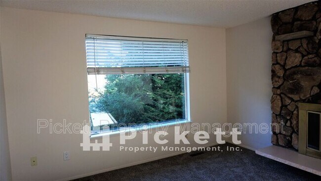 Foto del edificio - 2221 NE Lexington Dr