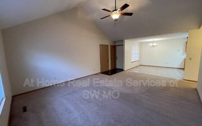 Building Photo - 2811 W Silverleaf St