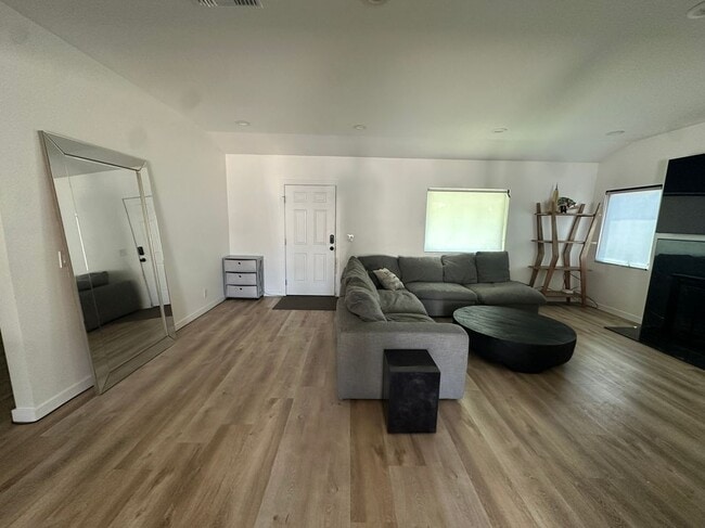 Building Photo - 3905 Gaviota Ave