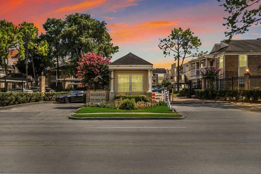 Foto principal - 2750 Holly Hall St