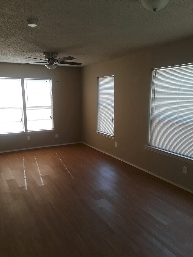 Living Room - 725 Riverwood Rd