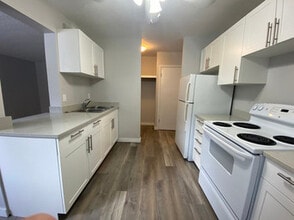 Building Photo - Hillcrest Manor