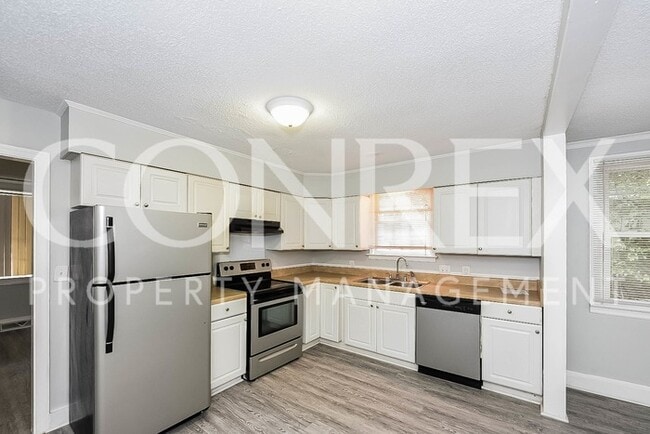 Building Photo - Gorgeous Brick Home in Established Neighbo...