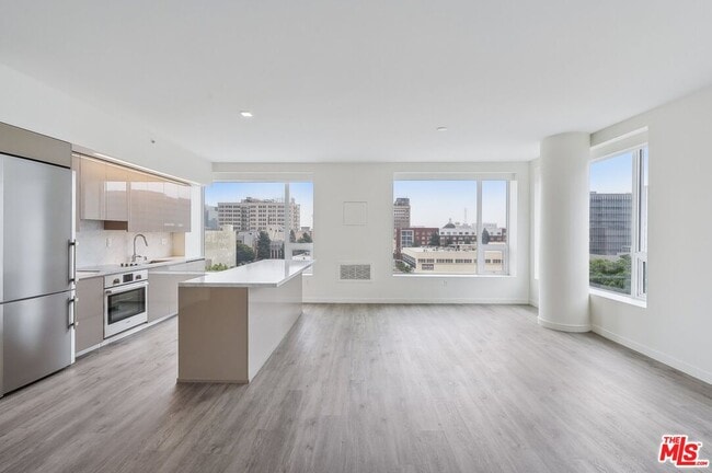 Foto del edificio - 1050 S Grand Ave