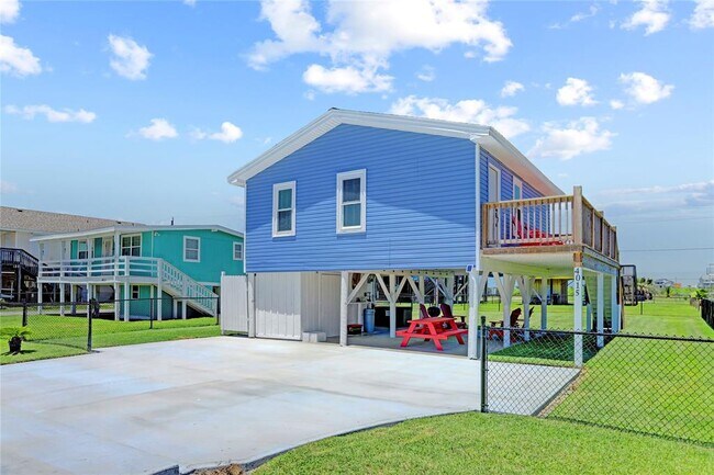 Building Photo - 4015 Reeves Dr
