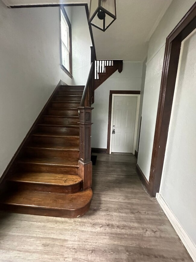 Building Photo - Beautiful Spacious 1 Bedroom Apt. Lower Un...