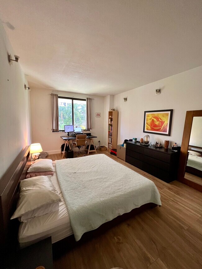 Building Photo - 540 Brickell Key Dr