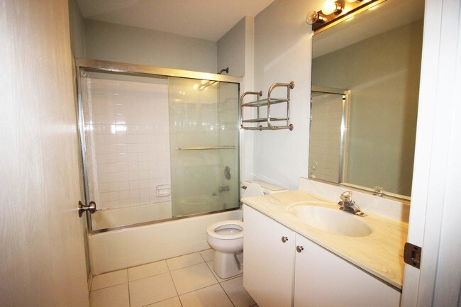 Building Photo - 713 E Whispering Oaks Dr