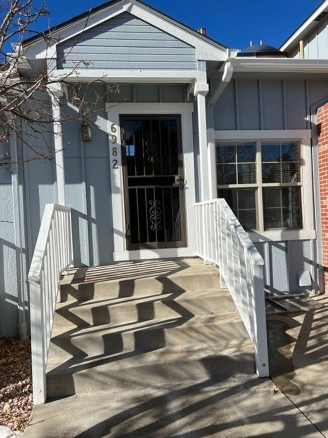 Building Photo - 3 Bedroom plus loft and Community Pool