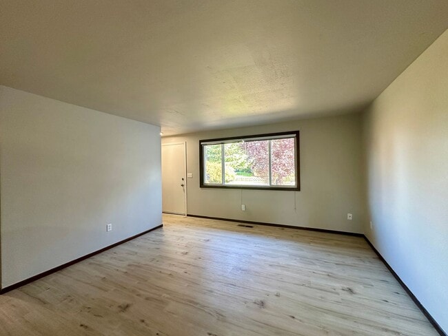Building Photo - Remodeled Three Bedroom Home in Keizer