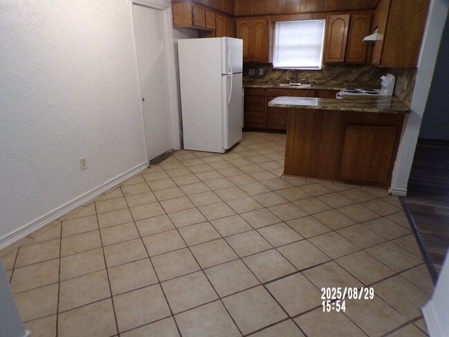 Building Photo - Centrally located home close to Ft. Sill,