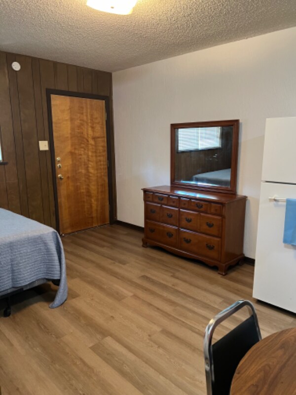 Building Photo - 1708 Holloman Dr