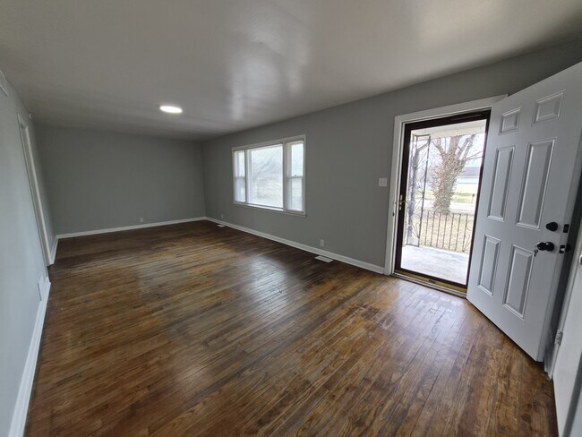 Foto del edificio - 2703 Kristen Dr E