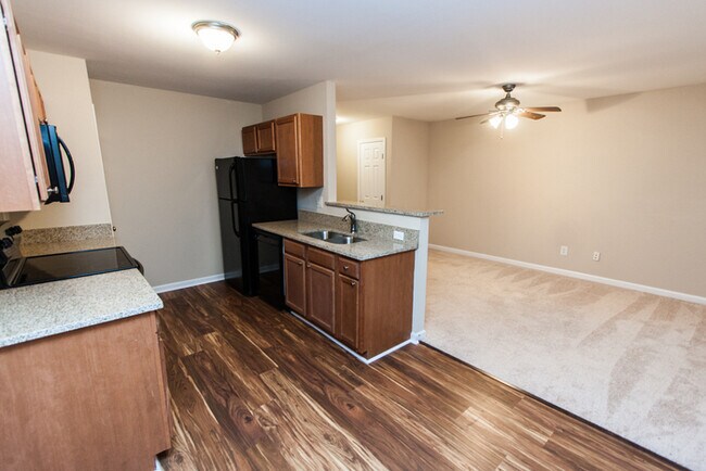 Building Photo - Townhome | First floor Bedroom | New Carpet