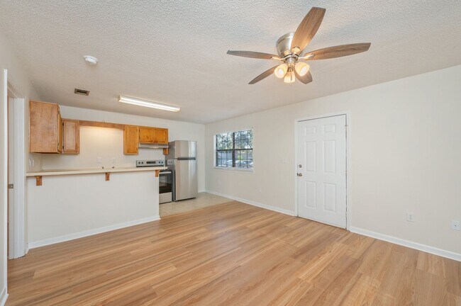 Building Photo - Cozy duplex in the heart of Niceville!