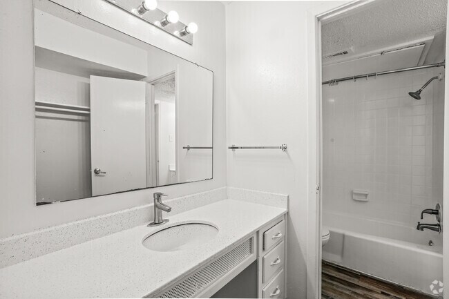 2 habitaciones, 1.5 baños - 1050 pies cuadrados - Baño - Woodside Villas Apartments