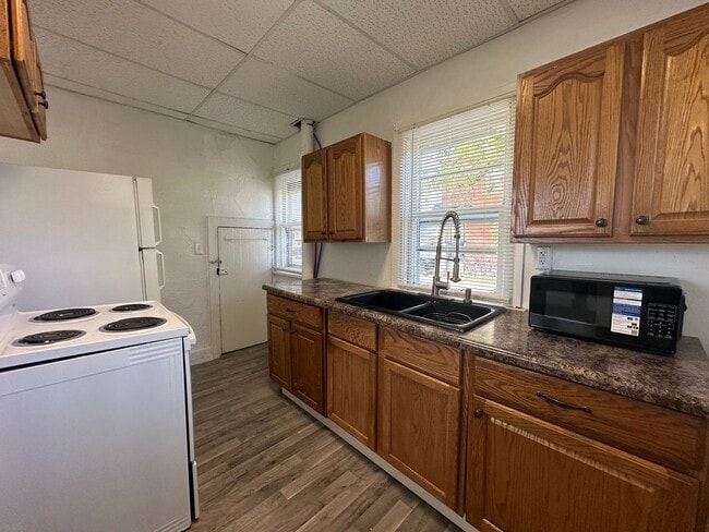 Building Photo - 2 Bedroom House $700