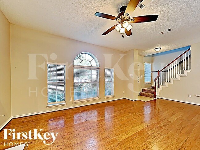 Foto del edificio - 5611 Chimney Rock Dr