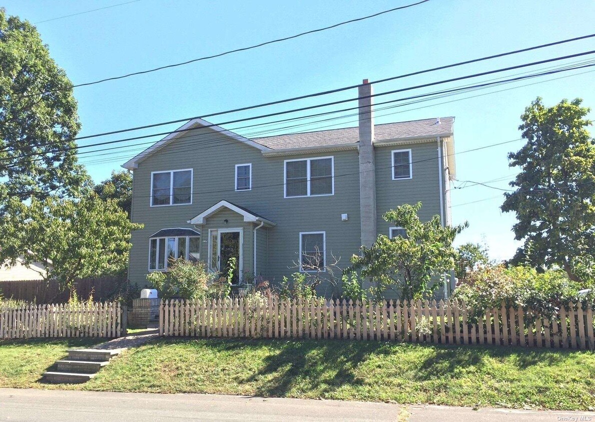 1005 6th St Unit Side, West Babylon, NY 11704 Room for Rent in West