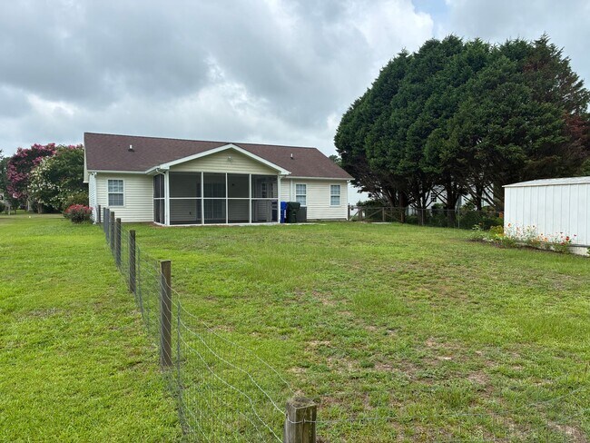 Foto del edificio - 3 Bed 2 Bath Newport Home Available now