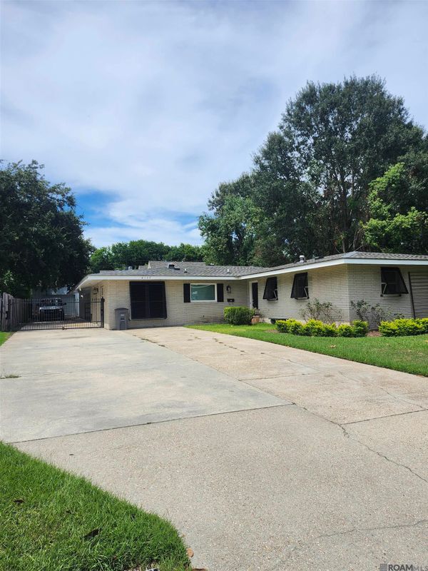 Foto del edificio - 8137 Brandon Dr