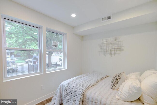 Foto del edificio - 1420 Eastern Ave NE