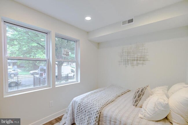 Building Photo - 1420 Eastern Ave NE