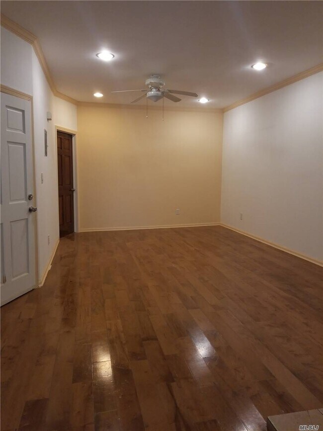 Building Photo - 305 Ridgewood Ave