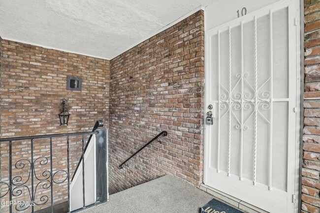 Building Photo - 333 Eubank Ct