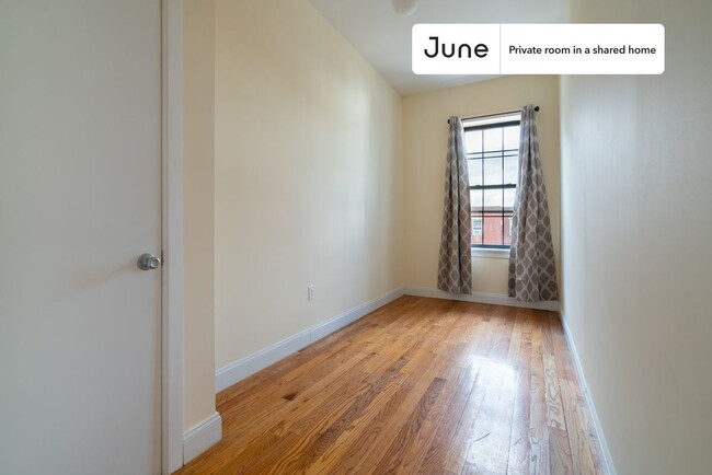 Building Photo - Room in Shared 3 bed/2 bath home