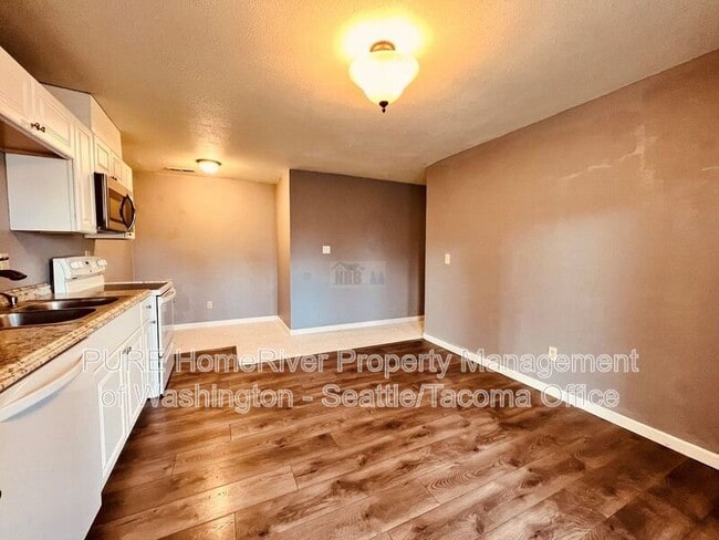 Building Photo - 4215 N Vassault St