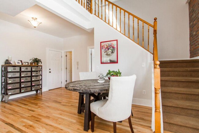 Foto del edificio - Beautifully updated condo minutes from dow...