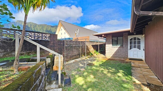 Building Photo - Single level 3 bedroom, 1 1/2 bath with en...