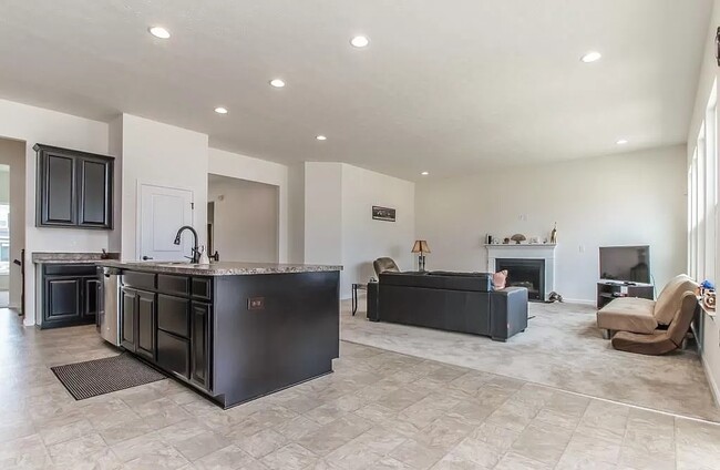 Building Photo - 10279 Benjamin Way