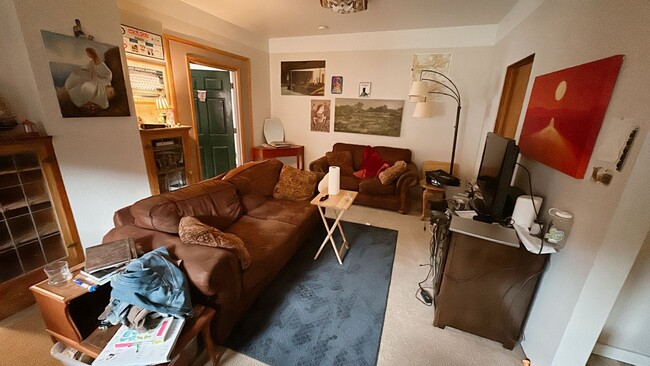 Building Photo - PRELEASE: 5 bdrm/2 bath in York neighborhood
