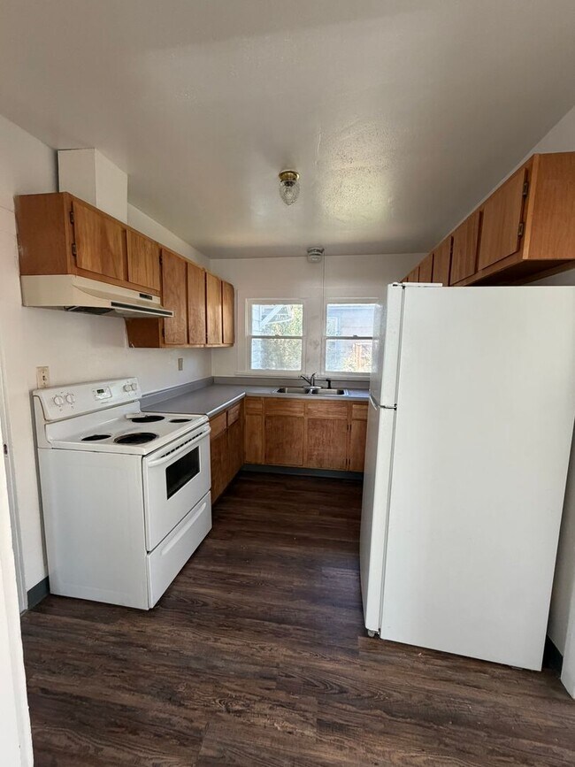 Building Photo - Newly Renovated 2 Bedroom, 1 Bathroom Home