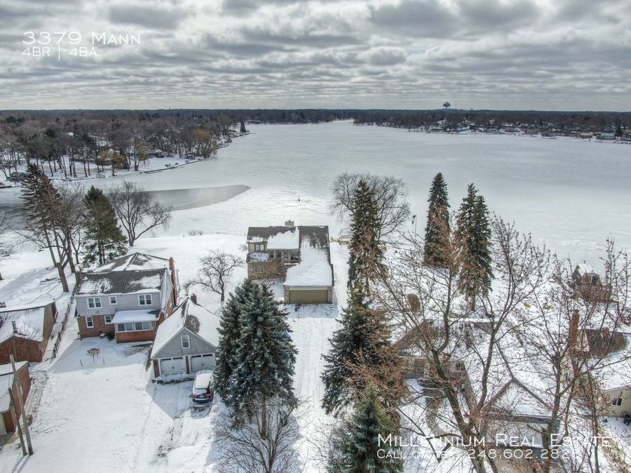 Primary Photo - Lakefront colonial on Lake Oakland!