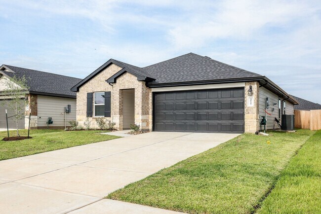Building Photo - 3027 Lake Crest Dr