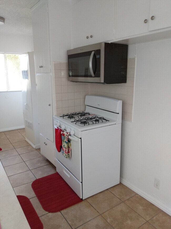 STOVE/MICROWAVE - 24611 Valley St