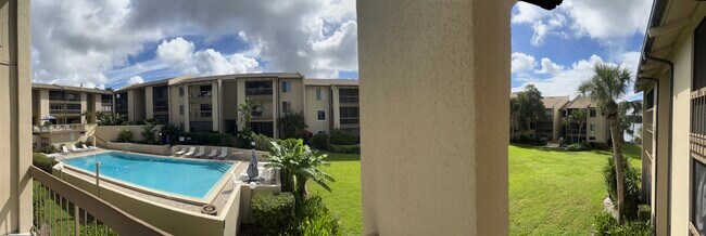 Foto del edificio - 556 Orange Dr