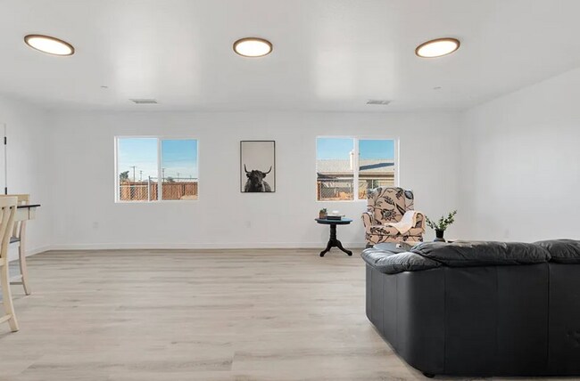 Foto del edificio - 3 BEDROOM - NEW CONSTRUCTION
